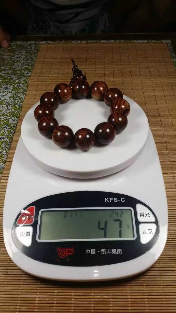  黄花梨精品虎纹手串