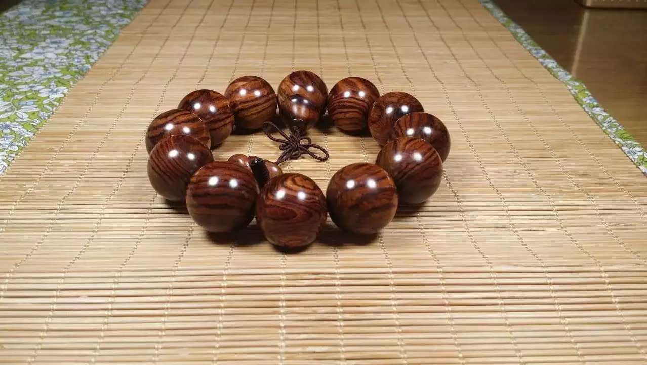  黄花梨精品虎纹手串