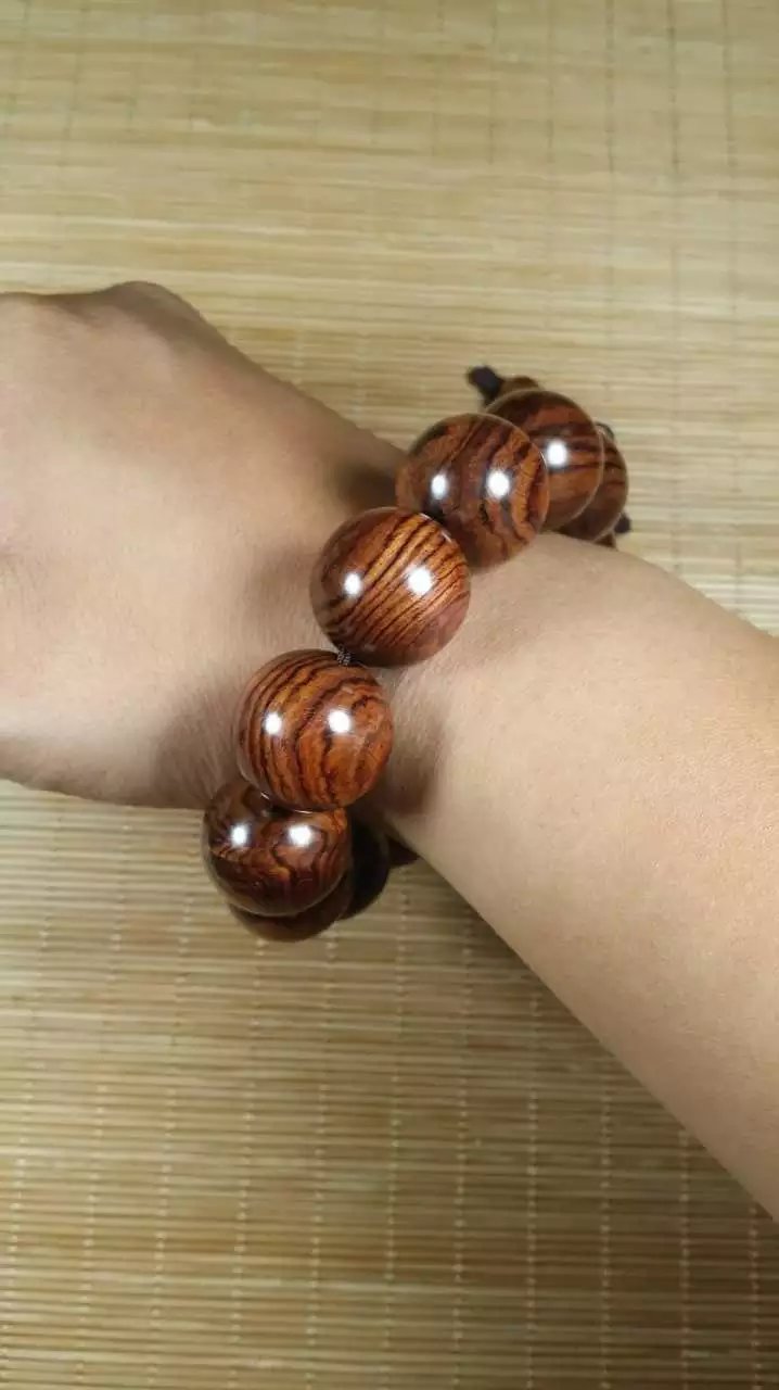  黄花梨精品虎纹手串