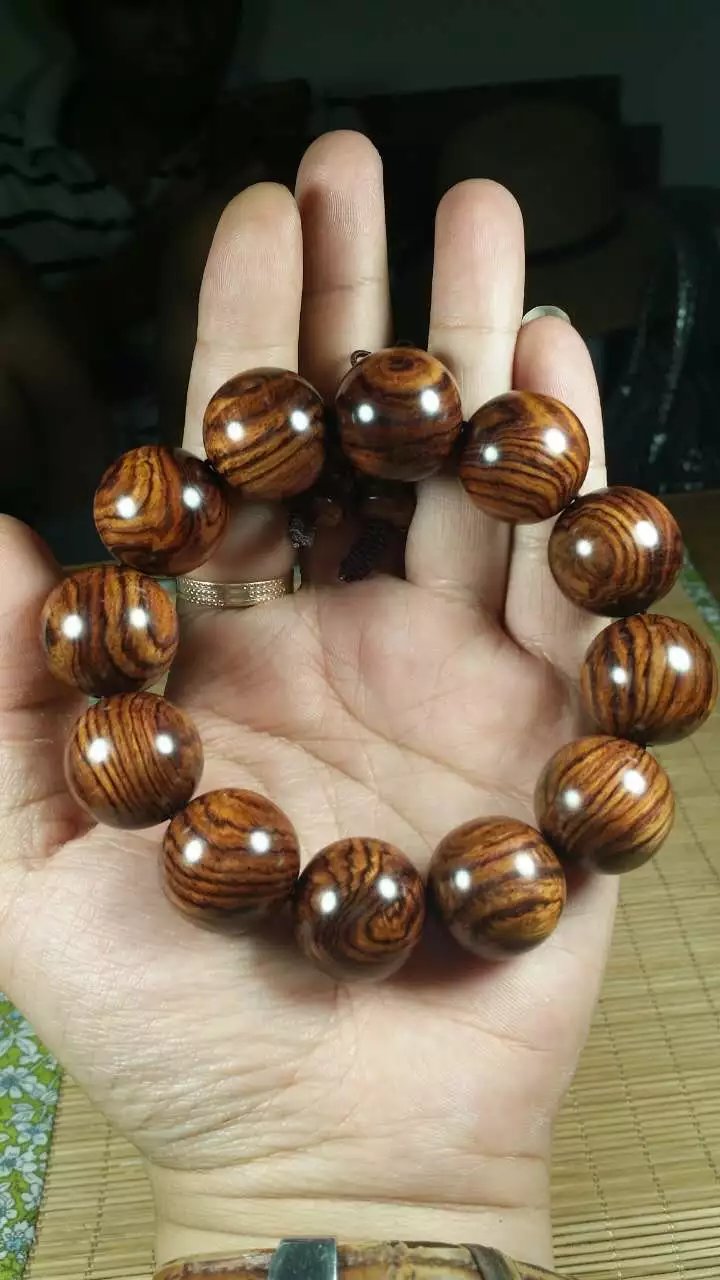  黄花梨精品虎纹手串